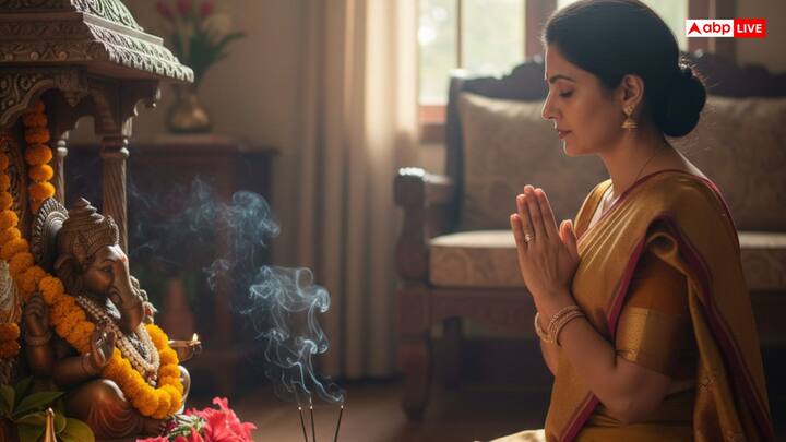 1. हिन्दू धर्म में सप्ताह का तीसरा दिन यानी बुधवार भगवान गणेश को समर्पित होता है. कहते हैं कि बुधवार को पूजा-उपासना करने से गणेश जी प्रसन्न होते हैं और भक्तों के सभी मनोरथ पूरे करते हैं. इसके अलावा, बुधवार को पूजा करने वाले जातकों की जीवन में सुख-शांति और सफलता प्राप्त होती है.