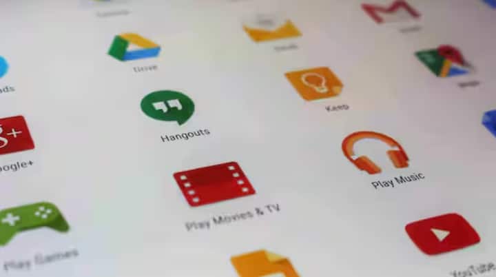 ਦਰਅਸਲ, ਸਕ੍ਰੀਨ-ਸ਼ੇਅਰਿੰਗ ਅਤੇ ਰਿਮੋਟ ਐਕਸੈਸ ਐਪਸ ਆਮ ਯੂਜ਼ਰਸ ਲਈ ਬਹੁਤ ਜੋਖਮ ਭਰੇ ਹੋ ਸਕਦੇ ਹਨ। ਸਾਈਬਰ ਅਪਰਾਧੀ ਇਹਨਾਂ ਐਪਸ ਦੀ ਵਰਤੋਂ ਜਾਲ ਬਿਛਾਉਣ ਲਈ ਕਰ ਰਹੇ ਹਨ। ਜਿਸ ਨਾਲ ਉਹ ਰੀਅਲ ਟਾਈਮ ਵਿੱਚ ਤੁਹਾਡੇ ਸਮਾਰਟਫੋਨ ‘ਤੇ ਪੂਰਾ ਕਬਜ਼ਾ ਕਰ ਲੈਂਦੇ ਹਨ। ਇੱਕ ਵਾਰ ਜਦੋਂ ਤੁਸੀਂ ਐਕਸੈਸ ਦੇ ਦਿੱਤਾ ਤਾਂ ਅਪਰਾਧੀ ਤੁਹਾਡੇ ਫੋਨ ਦੇ ਮੈਸੇਜ, ਬੈਂਕਿੰਗ ਐਪਸ, OTP ਅਤੇ ਨਿੱਜੀ ਡੇਟਾ ਨੂੰ ਆਸਾਨੀ ਨਾਲ ਐਕਸੈਸ ਕਰ ਸਕਦੇ ਹਨ।