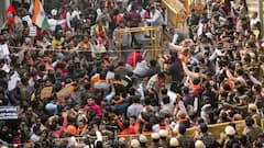 পুলিশের সঙ্গে সংঘর্ষ, ব্যারিকেড ভাঙলেন VHP-র প্রতিবাদীরা, বাংলাদেশ হাই কমিশনের বাইরে উত্তেজনা চরমে