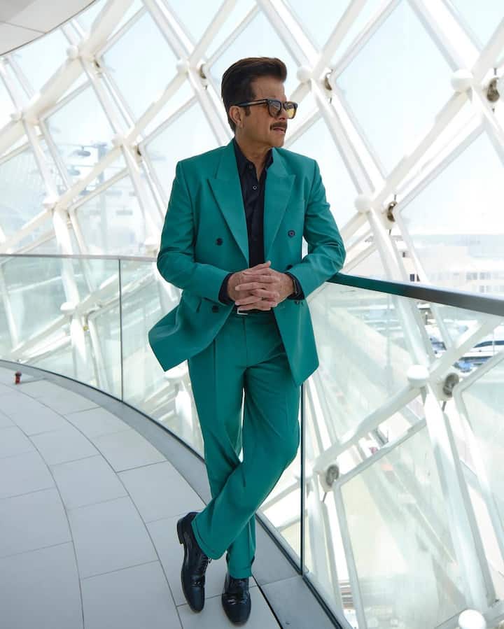 आज अनिल कपूर बॉलीवुड के सबसे फिट एनर्जेटिक और कामयाब एक्टर्स में गिने जाते हैं. बड़े-बड़े प्रोजेक्ट्स, लग्जरी लाइफ और करोड़ों की कमाई देखकर शायद ही कोई सोच पाए कि एक वक्त ऐसा भी था जब अनिल कपूर को अपने परिवार के साथ एक गैरेज में रहना पड़ा था.