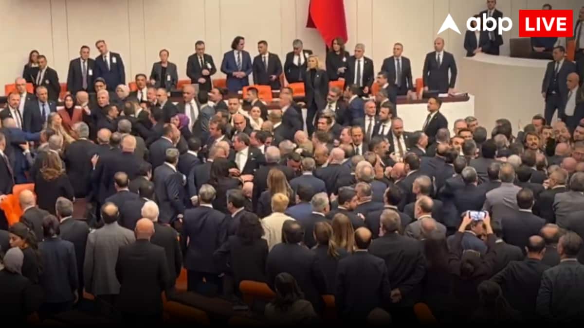 Watch: अतातुर्क की विरासत पर तुर्किए संसद में घमासान, AKP–CHP सांसदों में हाथापाई, सोशल मीडिया पर वीडियो वायरल