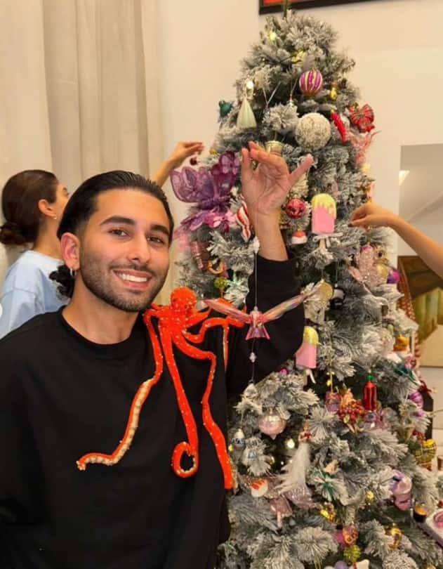 ऑरी ने सोशल मीडिया पर इस क्रिसमस ट्री डेकोरेशन की तस्वीरें और वीडियोज शेयर किए हैं. इस वीडियो के कैप्शन में उन्होंने लिखा- ये है बेस्ट क्रिसमस ट्री विनर.