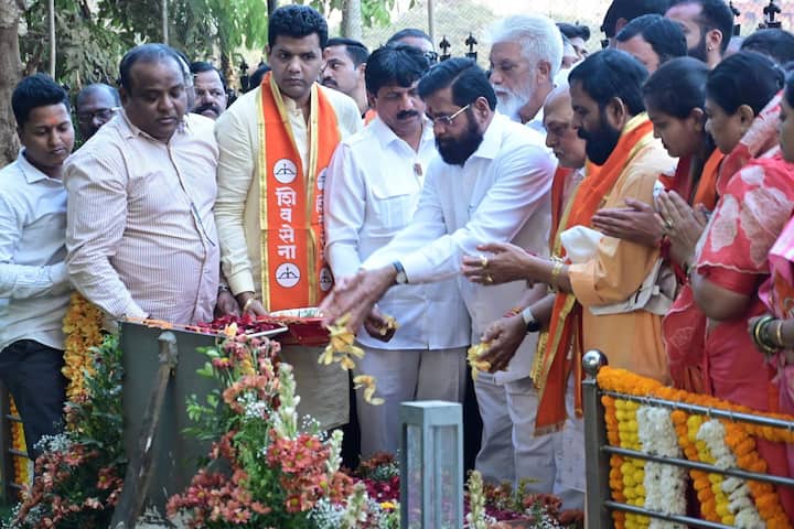 राज ठाकरे आणि उद्धव ठाकरे आज बाळासाहेब ठाकरे यांच्या स्मृती स्थळी जाऊन अभिवादन करणार आहेत. त्याधी काल उपमुख्यमंत्री एकनाथ शिंदे राज्यातील सर्व नवनियुक्त नगरसेवक आणि नगराध्यक्षांसह बाळासाहेबांच्या स्मृतीस्थळावर पोहोचले.