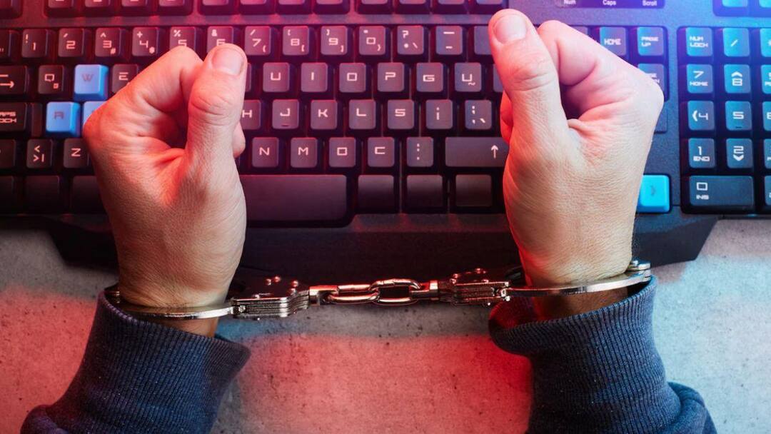 போலீஸில் இருந்து பேசுவதாக டார்ச்சர்.. முதியவரிடம் ரூ.9 கோடி மோசடி.. நடந்தது என்ன?