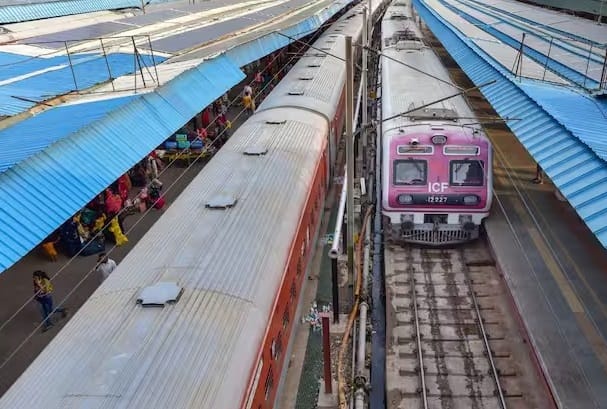 रेलवे ने 28 अक्टूबर, 2025 से एक नया नियम लागू किया है। यदि आप सुबह 8 बजे से 10 बजे के बीच टिकट बुक करना चाहते हैं, तो आपका IRCTC खाता आधार कार्ड से लिंक होना अनिवार्य है। इन नियमों का सावधानीपूर्वक पालन करें। तभी आपका तत्काल टिकट कन्फर्म हो पाएगा।