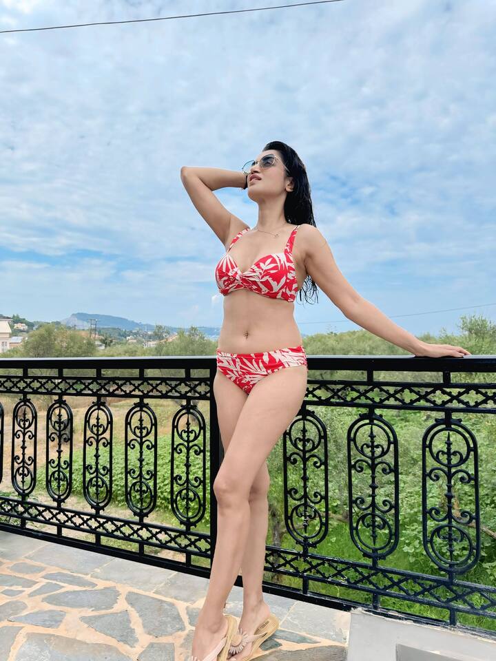 स्मिताने आपल्या या फोटोसह कॅप्शन दिले असून, Waiting for my Next Pool Time. म्हणत पुन्हा एकदा स्विमिंगचा आनंद घेण्यासाठी उत्सुक असल्याचं तिनं सूचवलंय.