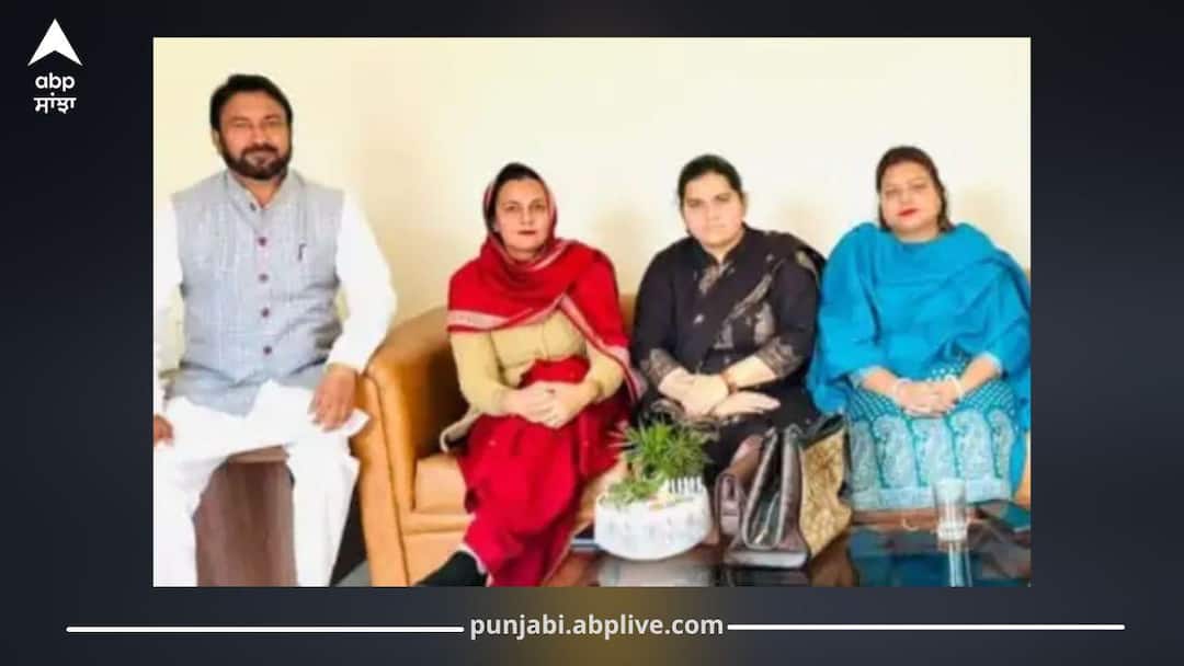 ਚੰਡੀਗੜ੍ਹ ਮੇਅਰ ਚੋਣ ਤੋਂ ਪਹਿਲਾਂ AAP ਨੂੰ ਵੱਡਾ ਝਟਕਾ; 2 ਕੌਂਸਲਰ ਭਾਜਪਾ ‘ਚ ਸ਼ਾਮਲ, ਸਿਆਸੀ ਗਲਿਆਰਿਆਂ 'ਚ ਮੱਚੀ ਹਲਚਲ Big Blow to AAP Ahead of Chandigarh Mayor Polls: 2 Councillors Join BJP ਚੰਡੀਗੜ੍ਹ ਮੇਅਰ ਚੋਣ ਤੋਂ ਪਹਿਲਾਂ AAP ਨੂੰ ਵੱਡਾ ਝਟਕਾ; 2 ਕੌਂਸਲਰ ਭਾਜਪਾ ‘ਚ ਸ਼ਾਮਲ, ਸਿਆਸੀ ਗਲਿਆਰਿਆਂ 'ਚ ਮੱਚੀ ਹਲਚਲ