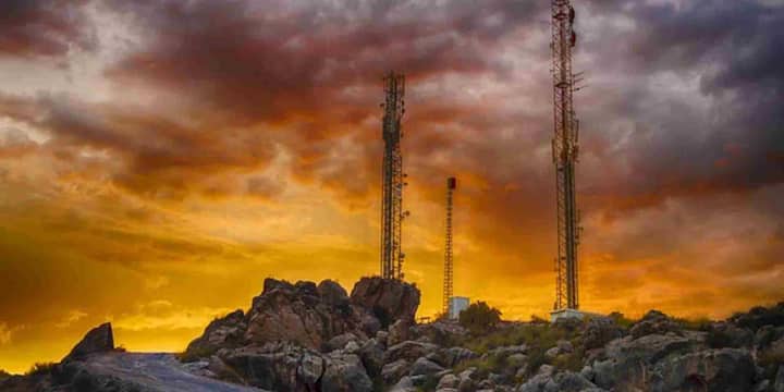 मीडिया रिपोर्ट्स के अनुसार, पाकिस्तान में Jazz के पास करीब 7.2 से 7.3 करोड़ मोबाइल सब्सक्राइबर्स हैं. वहीं Zong के यूजर्स की संख्या अक्टूबर 2025 तक लगभग 5.19 करोड़ बताई गई थी. दूसरी तरफ भारत में Reliance Jio का सब्सक्राइबर बेस 50 करोड़ से भी ज्यादा है जो दोनों देशों के टेलीकॉम मार्केट के आकार और पहुंच का साफ अंतर दिखाता है.