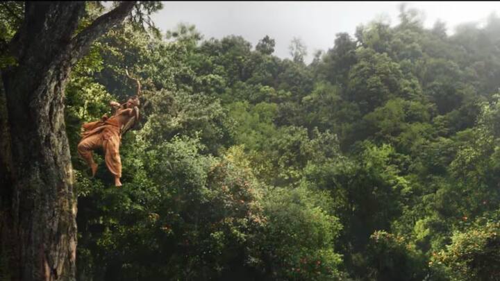 नितेश तिवारी निर्देशित रामायण फिल्म भारतीय पौराणिक कहानी को बड़े पर्दे पर दिखाएगी। यह कहानी एक युवा राजकुमार और राजकुमारी के जीवन, उनके विवाह और वनवास की यात्रा पर आधारित है। रणबीर कपूर और साई पल्लवी मुख्य भूमिका में हैं.