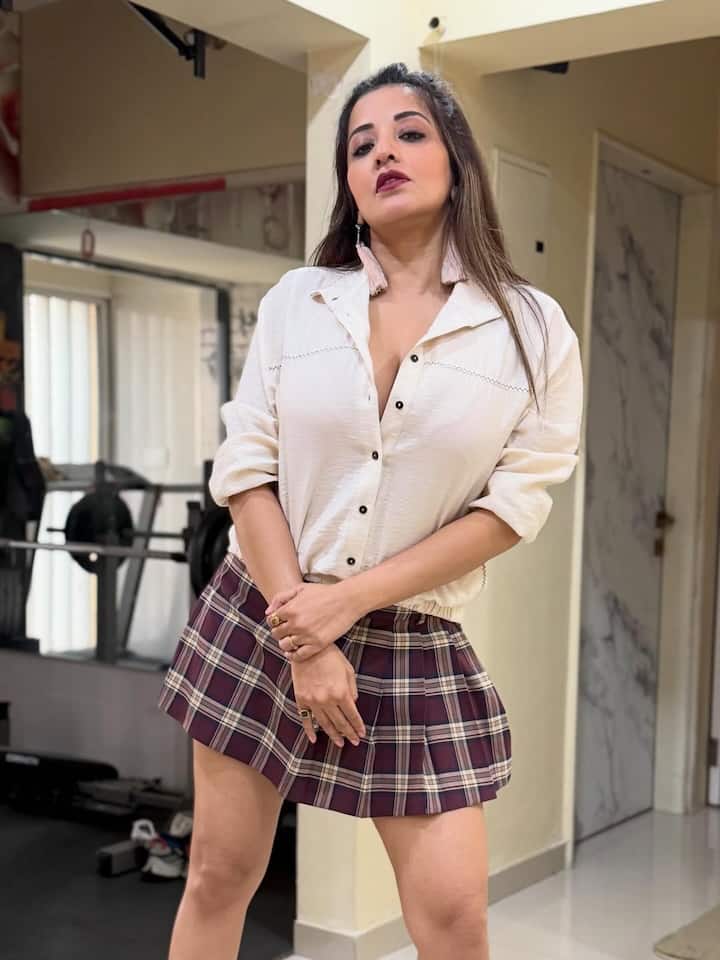 हाल ही में मोनालिसा ने कुछ तस्वीरें शेयर की हैं, जिनमें वह सफेद शर्ट और चेक वाली मिनी स्कर्ट में कैजुअल लेकिन स्टाइलिश दिख रही हैं। फैंस उनकी तस्वीरों पर खूब कमेंट कर रहे हैं।