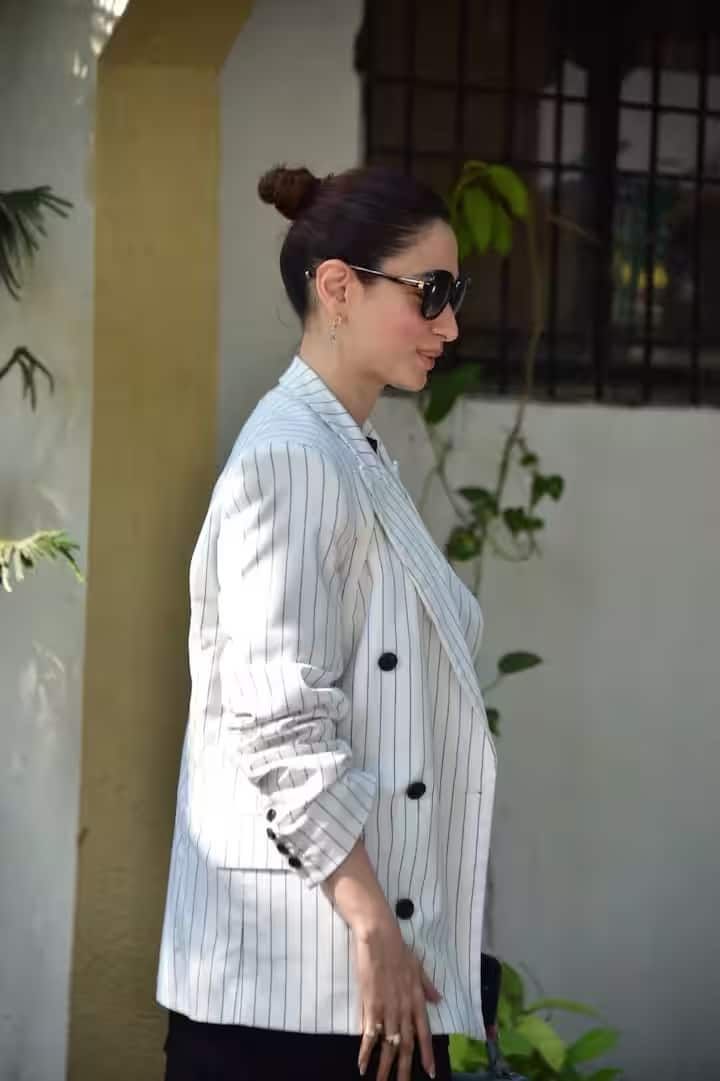 हेयरस्टाइल की बात करें तो तमन्ना ने एक स्लीक बन बनाया है जो फॉर्मल और क्लीन लुक के लिए बिल्कुल परफेक्ट है। उन्होंने अपना मेकअप बहुत ही सॉफ्ट और नेचुरल रखा है, जिससे उनकी नेचुरल ब्यूटी और भी निखर रही है।