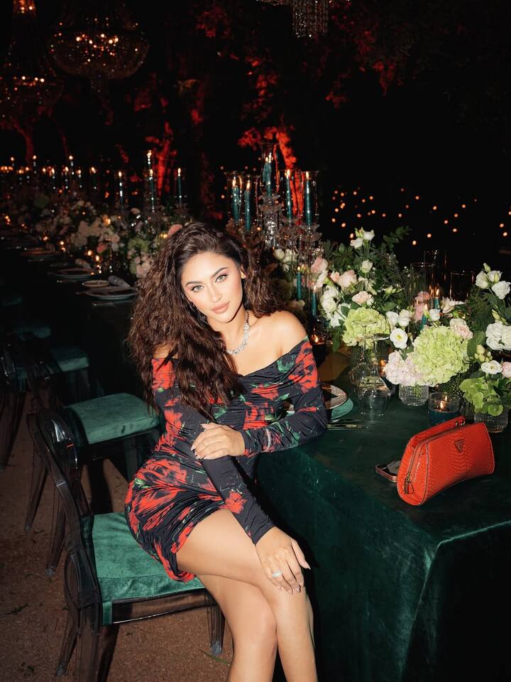 एक्ट्रेस के ये लुक कमाल का है. उन्होंने ऑफ शोल्डर मिनी ड्रेस पहनी है. लुक को और भी खास बनाने के लिए उन्होंने एक्सेसरीज कैरी की. उनके इस लुक को कॉपी करके आप पार्टी में शाइन कर सकती हैं.