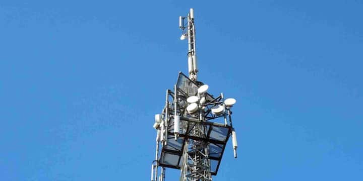पाकिस्तान का टेलीकॉम सेक्टर भारत से बिल्कुल अलग रास्ते पर चलता है. वहां Jio-Airtel जैसे बड़े नाम नहीं, बल्कि Jazz और Zong जैसे नेटवर्क लोगों की डिजिटल दुनिया को जोड़ने का काम कर रहे हैं.