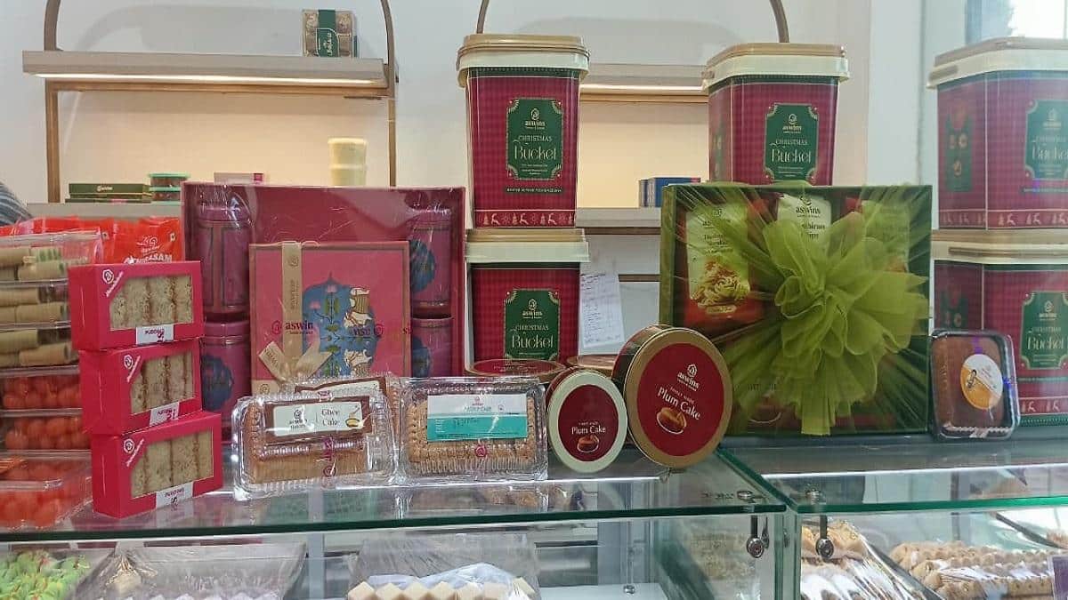 புதுசு கண்ணா புதுசு... விதவிதமான கேக்குகள் விற்பனை: குவியும் மக்கள் எங்கு தெரியுங்களா?