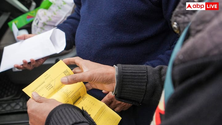 गाड़ी खरीदने पर सभी को कई दस्तावेज दिए जाते हैं, लेकिन PUC एक सर्टिफिकेट होता है, जिसको आपको बनवाना पड़ता है. इसको बनवाना लोगों के लिए काफी ज्यादा अनिवार्य होता है.