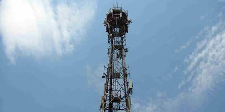 पाकिस्तान में मोबाइल यूजर्स Jazz, Zong, Telenor और Ufone जैसी कंपनियों के नेटवर्क पर निर्भर हैं. ये सभी वहां की प्रमुख टेलीकॉम कंपनियां हैं और देशभर में अपनी सेवाएं देती हैं. भारत की तरह यहां Jio, Airtel या Vi का कोई अस्तित्व नहीं है बल्कि स्थानीय और अंतरराष्ट्रीय साझेदारी वाली कंपनियां ही बाजार संभालती हैं.