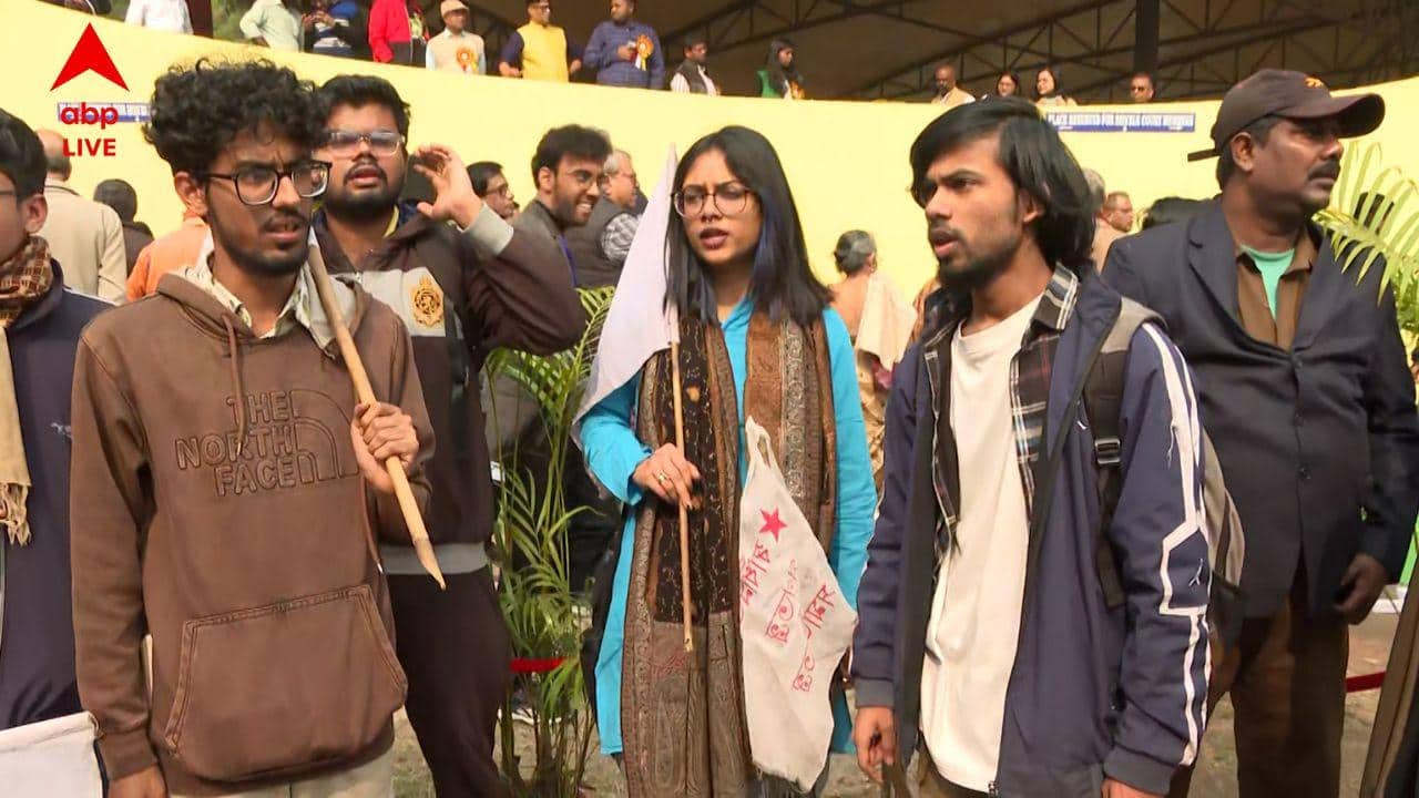 Kolkata News: সমাবর্তন অনুষ্ঠানের মধ্যেই যাদবপুর বিশ্ববিদ্যালয়ে উত্তেজনা, আচার্য সি ভি আনন্দ বোস ঢোকার পরই বিক্ষোভ