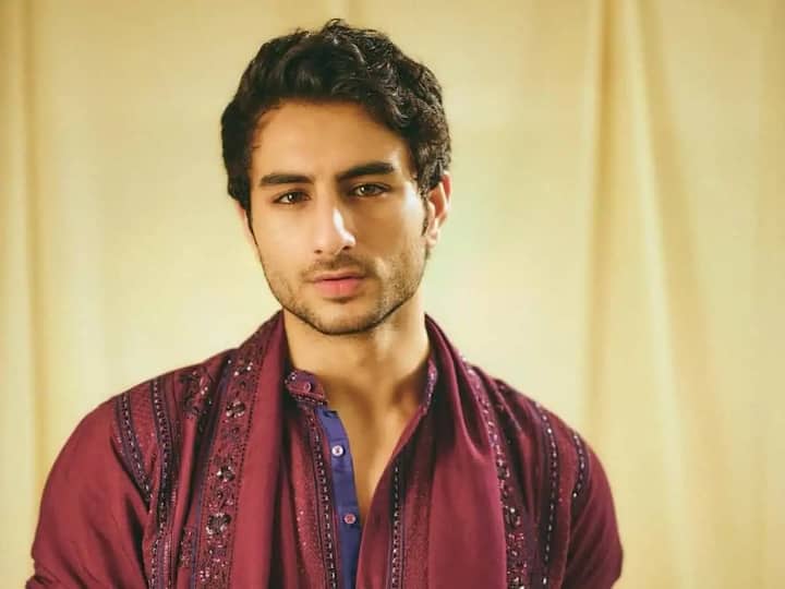 इब्राहिम अली खान ने भी हाल ही में बॉलीवुड इंडस्ट्री में कदम रखा है. उनके पिता का नाम सैफ अली खान हैं जो मुस्लिम धर्म से ताल्लुक रखते हैं और उनकी मां अमृता सिंह हिंदू धर्म से ताल्लुक रखती हैं.