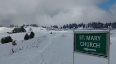 बर्फ की चादर और आस्था का संगम, गुलमर्ग में क्रिसमस का जश्न, रोशनियों से जगमगाती घाटी