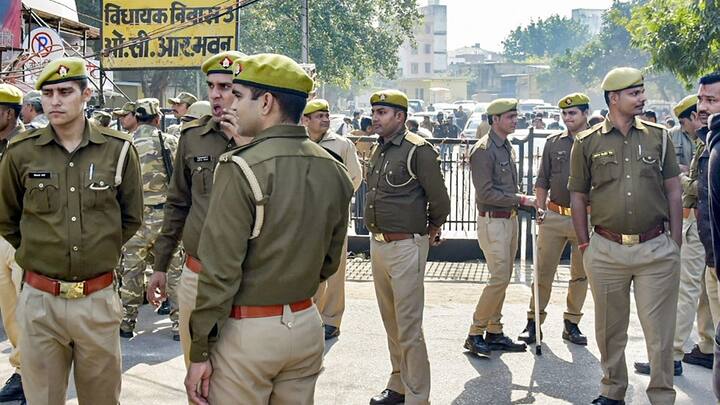 असल में समस्या यह है कि पुरानी कारें कई बार हाथ बदलती हैं. लेकिन आरटीओ रिकॉर्ड अपडेट नहीं होता. खासकर तब जब डील दो प्राइवेट लोगों, दोस्तों या रिश्तेदारों के बीच होती है. कागज पुराने मालिक के नाम पर रहते हैं. जबकि गाड़ी कोई और चला रहा होता है. यही पुलिस के लिए सिरदर्द बन जाती है.