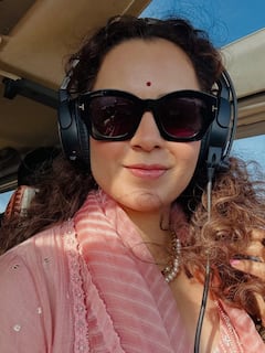 कंगना रनौत ने किए ओंकारेश्वर मंदिर के दर्शन, तस्वीरें शेयर कर बोलीं- 'मंत्रमुग्ध हो गई'