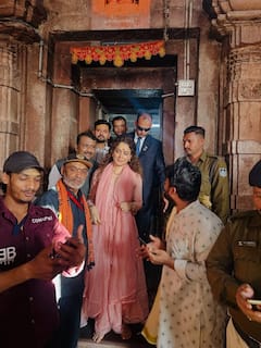 कंगना रनौत ने किए ओंकारेश्वर मंदिर के दर्शन, तस्वीरें शेयर कर बोलीं- 'मंत्रमुग्ध हो गई'