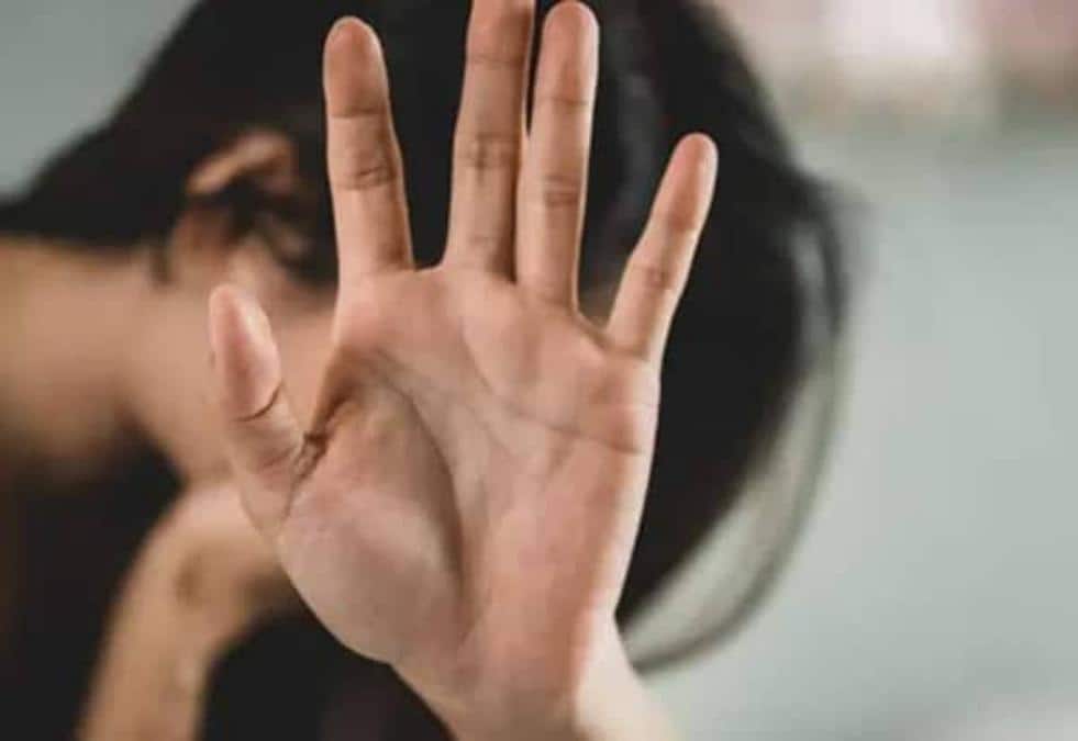 ரயிலில் காவலரின் அநாகரீக செயல் !! துணிச்சலான மாணவியின் அதிரடி வீடியோ பதிவு