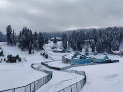 बर्फ की चादर और आस्था का संगम, गुलमर्ग में क्रिसमस का जश्न, रोशनियों से जगमगाती घाटी