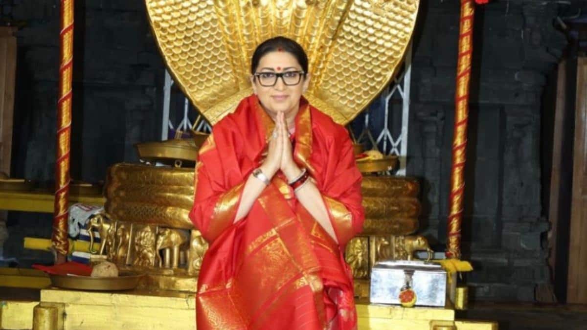 'क्योंकि सास...' के बिजी शूटिंग शेड्यूल के बीच तिरुपति मंदिर में दर्शन करने पहुंचीं स्मृति ईरानी, शेयर की तस्वीरें