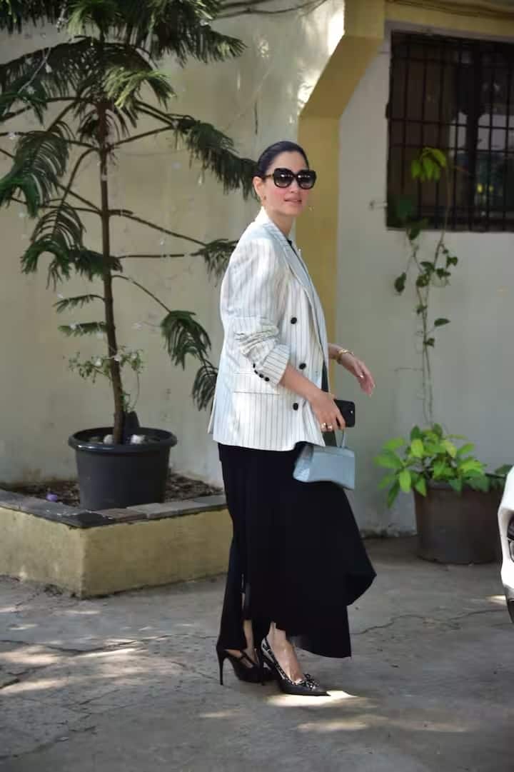 ब्लेज़र की फिटिंग शानदार है, और आस्तीनों को थोड़ा मोड़कर उन्होंने लुक को और भी आरामदायक और स्टाइलिश बना दिया है। यह संयोजन दर्शाता है कि तमन्ना को फैशन की अच्छी समझ है और वह अपनी पर्सनैलिटी के अनुरूप ट्रेंड्स को अपनाती हैं।