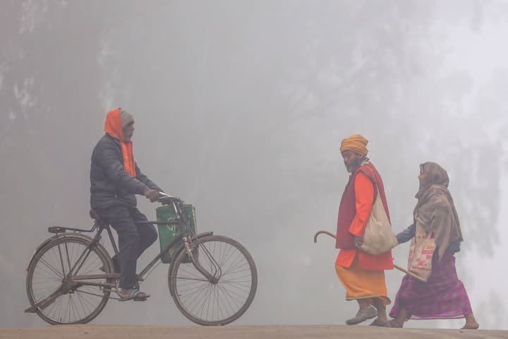 আগামী দিনে ধাপে ধাপে আরও কিছুটা কমতে পারে তাপমাত্রা। পাহাড় ও পশ্চিমের জেলাগুলোতেও শীতের কাঁপন। ঘন কুয়াশা থাকবে উত্তরবঙ্গে। দক্ষিণবঙ্গে হালকা মাঝারি কুয়াশা। আগামী দুদিন কমবে তাপমাত্রা।