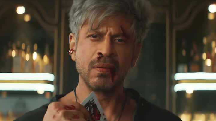 शाहरुख खान 2026 में अपनी सबसे चर्चित फ़िल्मों में से एक 'किंग' के साथ वापसी करने जा रहे हैं. लंबे इंतजार के बाद जब फिल्म के टाइटल की घोषणा हुई, तो SRK के इंटेंस और एक्शन से भरपूर अवतार ने सभी को चौंका दिया. सिद्धार्थ आनंद के निर्देशन में बनी ये फिल्म साल की सबसे मोस्ट अवेटेड फिल्मों में से एक है. फिल्म में सुहाना ख़ान, दीपिका पादुकोण और अभिषेक बच्चन के साथ अनिल कपूर, जैकी श्रॉफ, अरशद वारसी और रानी मुखर्जी भी नजर आएंगे.