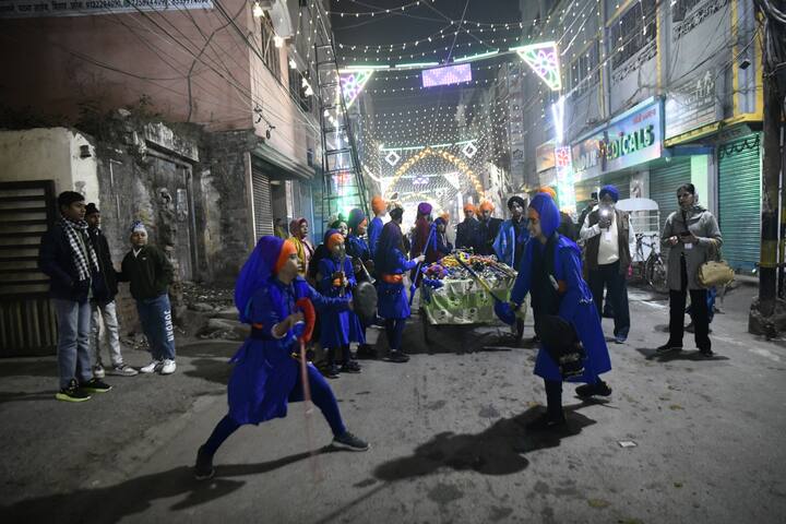 27 दिसंबर को मुख्य प्रकाश पर्व मनाया जाएगा. पटना साहिब स्थित गुरुद्वारा में विशेष दीवान सजाया गया है. इस दिन राज्यपाल, मुख्यमंत्री नीतीश कुमार सहित कई मंत्रियों और वीआईपी को आमंत्रित किया गया है.