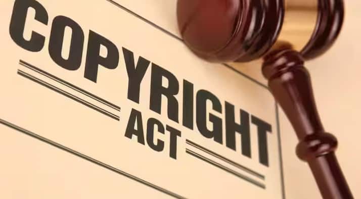 यदि कोई व्यक्ति पायरेटेड फिल्म देखने या डाउनलोड करने का दोषी पाया जाता है, तो उसे 6 महीने से 3 साल तक की कैद की सजा हो सकती है। इसके अलावा, उस पर 5,000 रुपये से 2 लाख रुपये तक का जुर्माना भी लगाया जा सकता है। यह सजा पहली बार अपराध करने वालों पर लागू होती है।