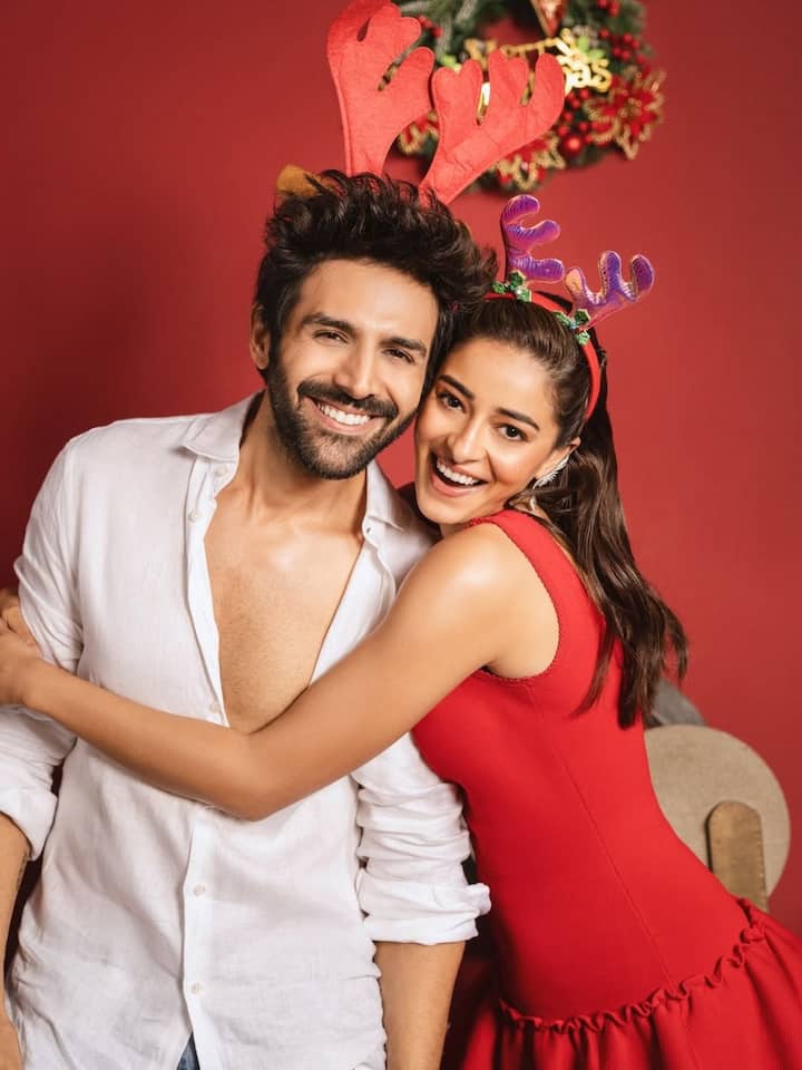 कार्तिक आर्यन और अनन्या पांडे की फिल्म ‘तू मेरी मैं तेरा मैं तेरा तू मेरी’ गुरुवार 25 दिसबंर को सिनेमाघरों में रिलीज हुई है. ऐसे में दोनों के लिए ये क्रिसमस बेहद खास है. दोनों ने साथ में क्रिसमस सेलिब्रेशन की तस्वीरें भी शेयर की हैं.