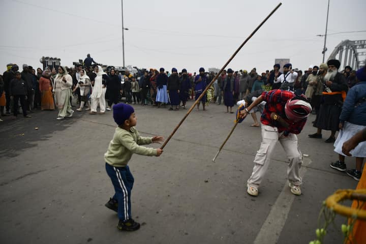 गुरुवार को पहले दिन बड़ी प्रभातफेरी तख्त श्री हरमंदिर साहिब गुरुद्वारा से अल सुबह निकली. प्रभातफेरी मारूफगंज, मोर्चा रोड, पटना साहिब स्टेशन, सिटी चौक होते हुए पुनः गुरुद्वारा पहुंची. इसमें हजारों की संख्या में सिख श्रद्धालुओं ने भाग लिया.