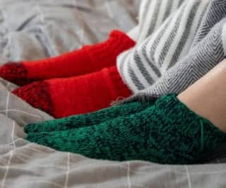 રાત્રે મોજા પહેરીને સૂવાથી કેમ જલ્દી ઊંઘ આવી જાય ? જાણી લો કારણ 