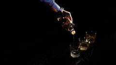 केबिन या चेक-इन बैग, फ्लाइट में कहां और कितनी रख सकते हैं शराब? जानें DGCA के नियम