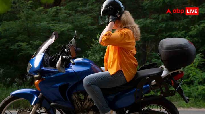 अगर बहुत ज्यादा ठंड हो रही है, तो आप पॉलिथीन वाले ग्लव्स का भी यूज कर सकते हैं. बाइक स्टार्ट करने से पहले इन्हें हाथों में पहनें और फिर ऊपर से अपने बाइक ग्लव्स पहन लें. पॉलिथीन हवा को अंदर जाने से रोकती है, जिससे हाथ जल्दी ठंडे नहीं होते हैं.