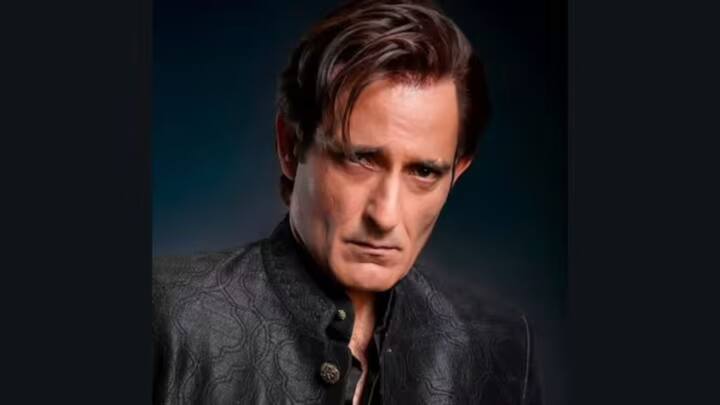 ধুরন্ধরে তাঁর চরিত্র নেগেটিভ হতে পারে, তবে অক্ষয় খান্নার অভিনয় থেকে তাঁর নাচ, সবই এখন ভাইরাল। বেশ অনেকটা সময় বলিউড জগত থেকে দূরে থাকার পর ছাভা, ধুরন্ধরের মতো একের পর এক সিনেমায় নিজের অভিনয়ে এখন টক অফ দ্য টাউন তিনিই।