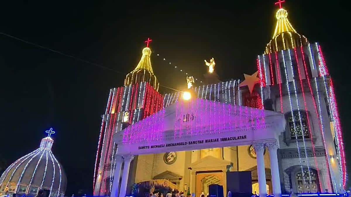 கோவை கிறிஸ்துமஸ்: மத நல்லிணக்கத்துடன் குழந்தை இயேசு பிறப்பு! ஆயிரக்கணக்கானோர் பங்கேற்பு