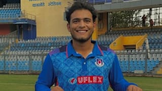 CSK ने जिस खिलाड़ी को 14.2 करोड़ में खरीदा, अब उसी ने डेब्यू पर किया कमाल, झटके इतने विकेट