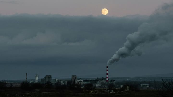 सुबह और शाम घना कोहरा और स्मॉग मिलकर दृश्यता लगभग शून्य कर देते हैं, जिससे सड़क, रेल और हवाई यातायात तक प्रभावित हो रहा है. सांस लेना मुश्किल हो चुका है और अस्पतालों में श्वसन रोगियों की संख्या बढ़ रही है.