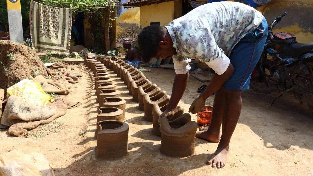 மும்முரம்... வெகு மும்முரம்: தஞ்சாவூரில் பொங்கல் பானைகள், மண் அடுப்பு தயாரிக்கும் பணி விறுவிறுப்பு