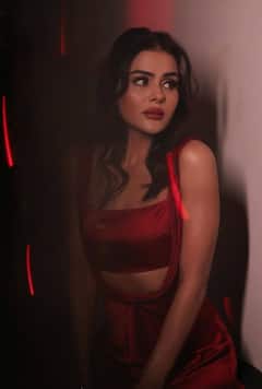 प्रियंका चाहर चौधरी की ड्रेस से लें फैशन इंस्पिरेशन, न्यू ईयर लुक होगा बेहद स्टाइलिश