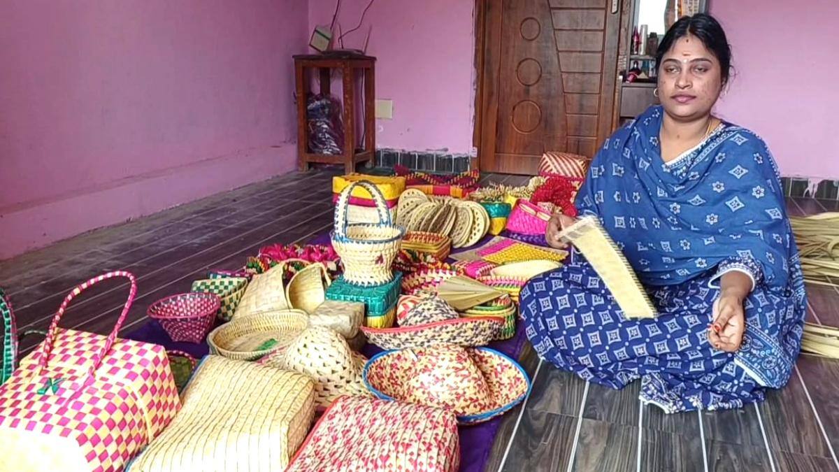 சீர்காழி டூ லண்டன் - பனை ஓலை மாலைகளால் வருவாய் ஈட்டும் இளம் பட்டதாரி!