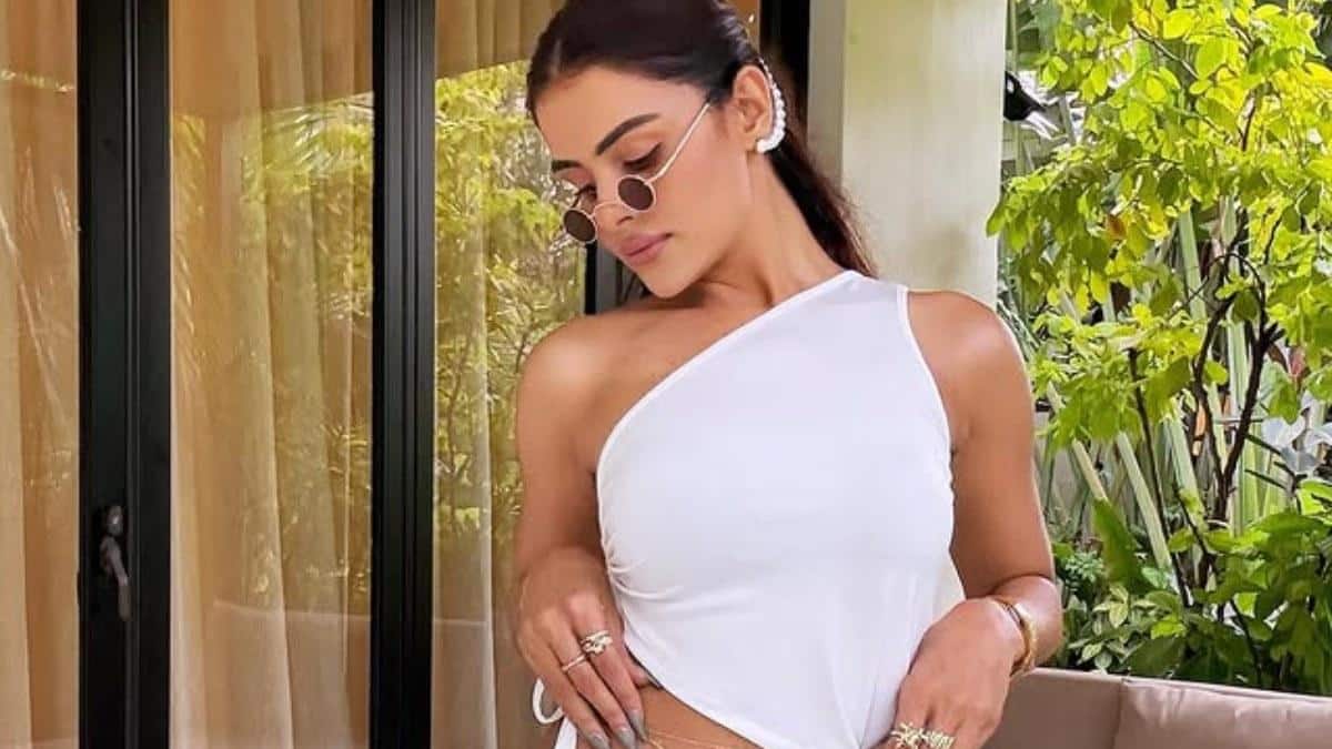 प्रियंका चाहर चौधरी की ड्रेस से लें फैशन इंस्पिरेशन, न्यू ईयर लुक होगा बेहद स्टाइलिश