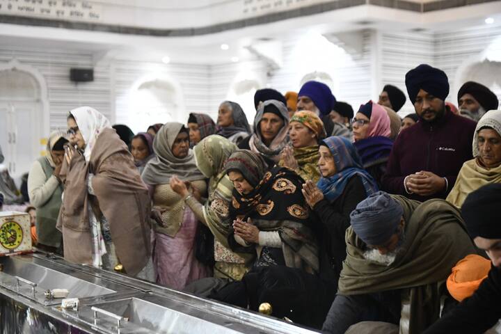 जिला प्रशासन की ओर से सिख श्रद्धालुओं को घूमने के लिए 25 बसें दी गई हैं. 21 दिसंबर से 28 दिसंबर तक यह बस राजगीर, नालंदा, दानापुर, गयाजी सहित कई तीर्थ स्थलों पर यात्रियों को ले जाएगी.