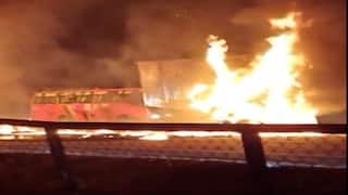 Karnataka: કર્ણાટકના ચિત્રદુર્ગમાં ટ્રક સાથે ટક્કર બાદ સ્લીપર બસમાં લાગી આગ, 12 લોકોના મોત