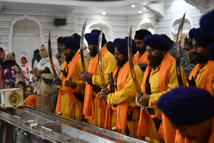 प्रकाश उत्सव को लेकर जिला प्रशासन भी अलर्ट है. तीन दिनों तक गायघाट से लेकर दीदारगंज के गुरु के बाग गुरुद्वारा तक अशोक राजपथ पर व्यावसायिक वाहनों के परिचालन पर रोक है. दंडाधिकारी और पुलिस बल की तैनाती की गई है.